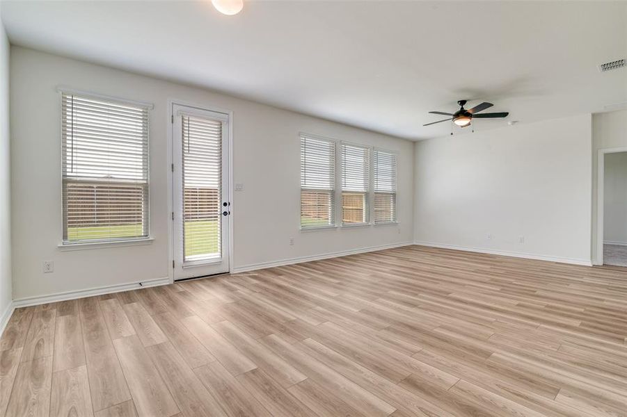 Spacious, unfurnished interior of a new home in Cottonwood Creek, Seagoville (Image 13).