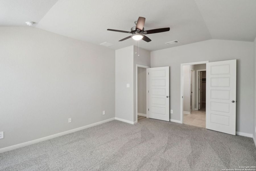 Spacious, unfurnished interior of a new home in Thomas Pond, San Antonio (Image 30).