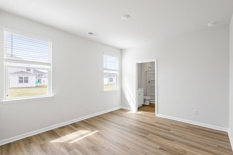 Spacious, unfurnished interior of a new home in Carolina Groves, Moncks Corner (Image 9).