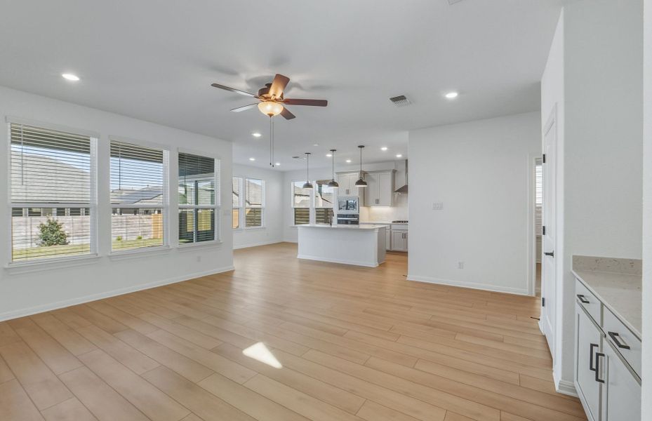 Spacious, unfurnished interior of a new home in Horizon Lake, Leander (Image 14).