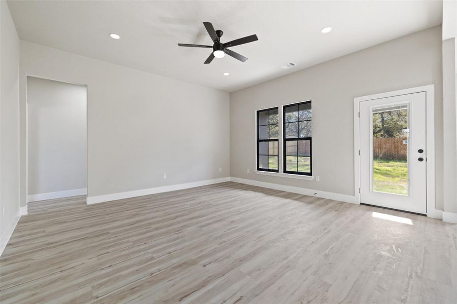 Please note: Photos shown are not of the actual homes but are of the same floorplan. Finishes and features may vary. Please note: Photos shown are not of the actual homes but are of the same floorplan. Finishes and features may vary.