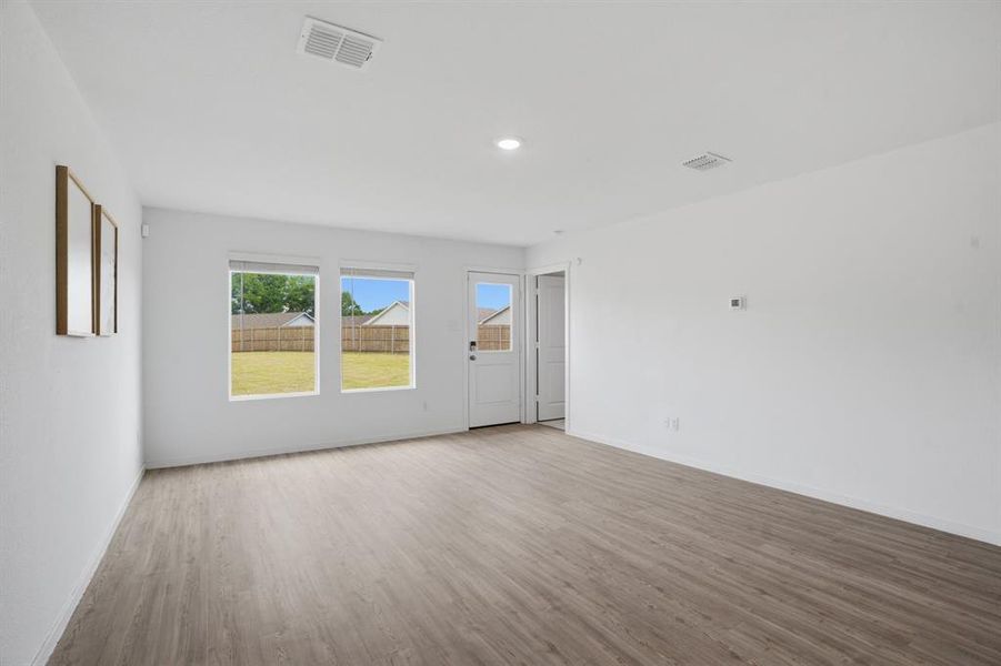Spacious, unfurnished interior of a new home in Tillage Farms, Princeton (Image 23).