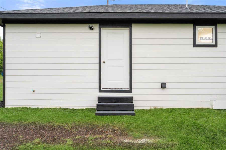 Exterior details and patio area of a home in , Dawson (Image 18).