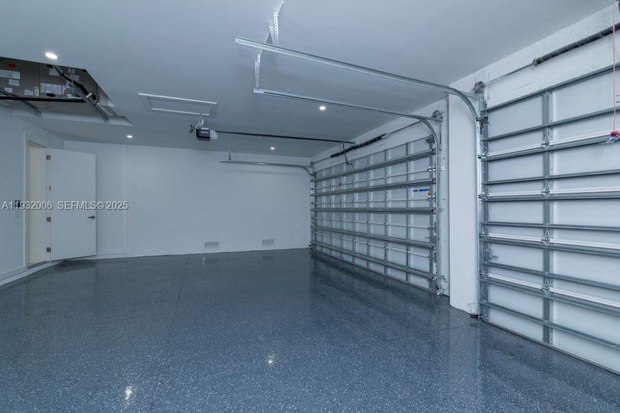 Spacious, unfurnished interior of a new home in , Cape Coral (Image 27).