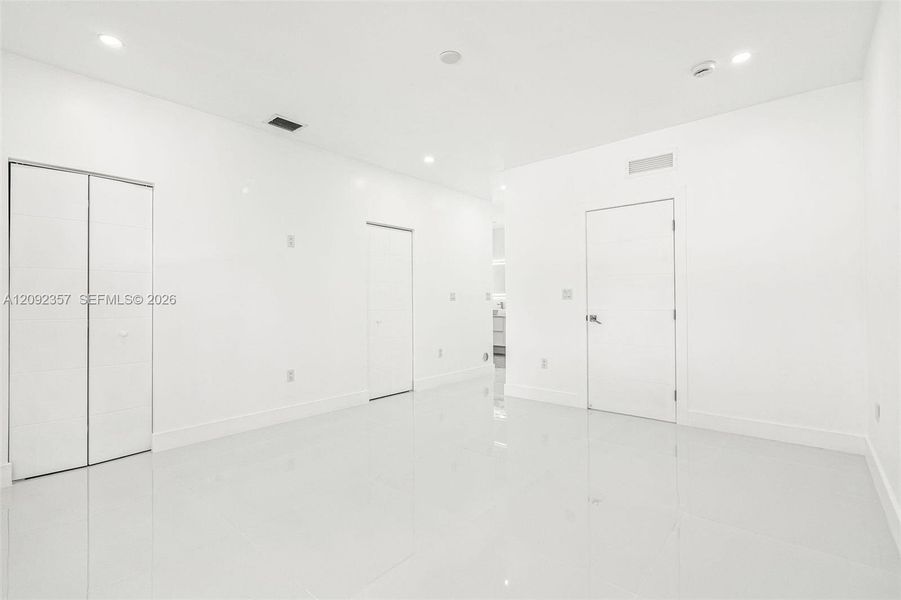 Spacious, unfurnished interior of a new home in , Miami (Image 38).