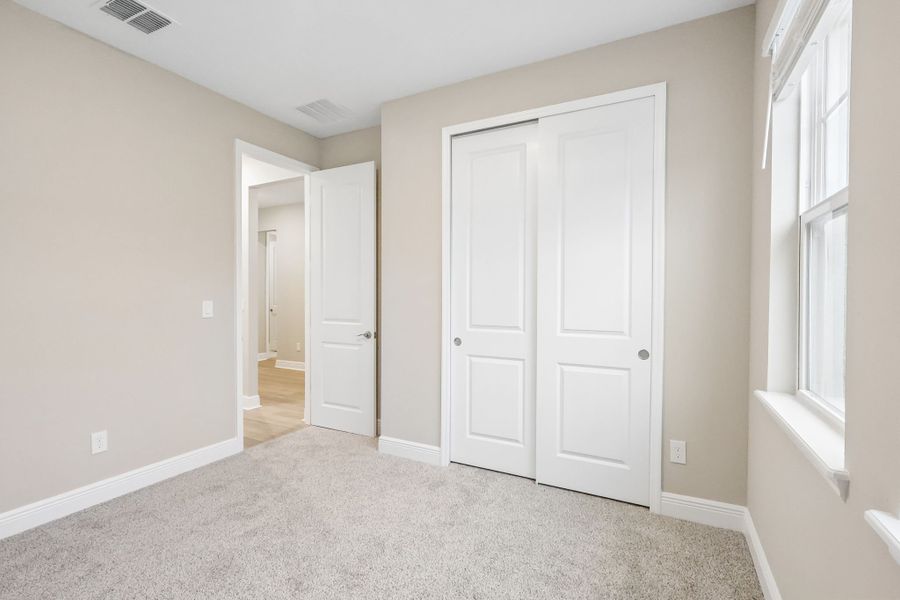 Spacious, unfurnished interior of a new home in Legends Preserve - Signature Series, Daytona Beach (Image 17).