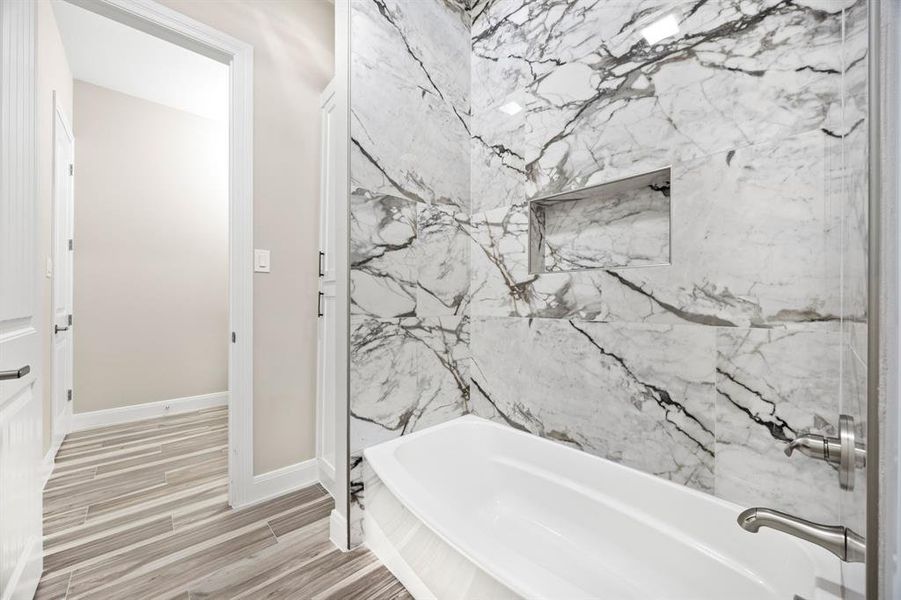 Bathroom with tiled shower / bath