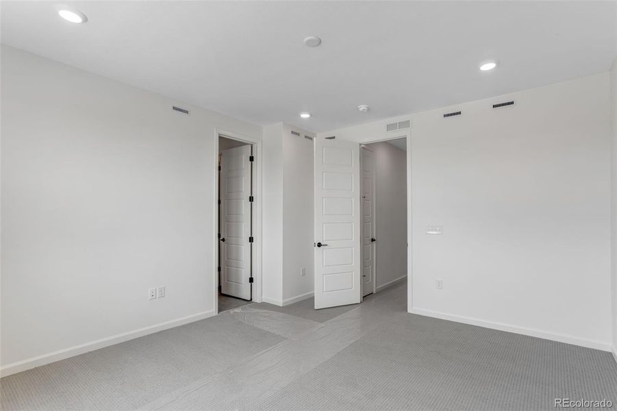 Spacious, unfurnished interior of a new home in Sugar Mill Village, Longmont (Image 10).