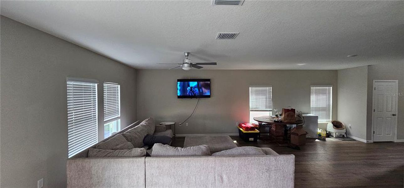 Image 6 of a home in Pasadena Point.