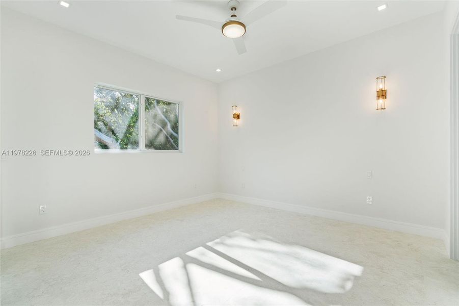 Spacious, unfurnished interior of a new home in , Islamorada, Village of Islands (Image 71).