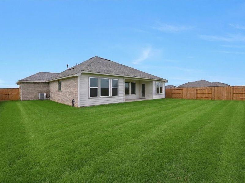 Exterior details and patio area of a home in Lago Mar, Santa Fe (Image 21).