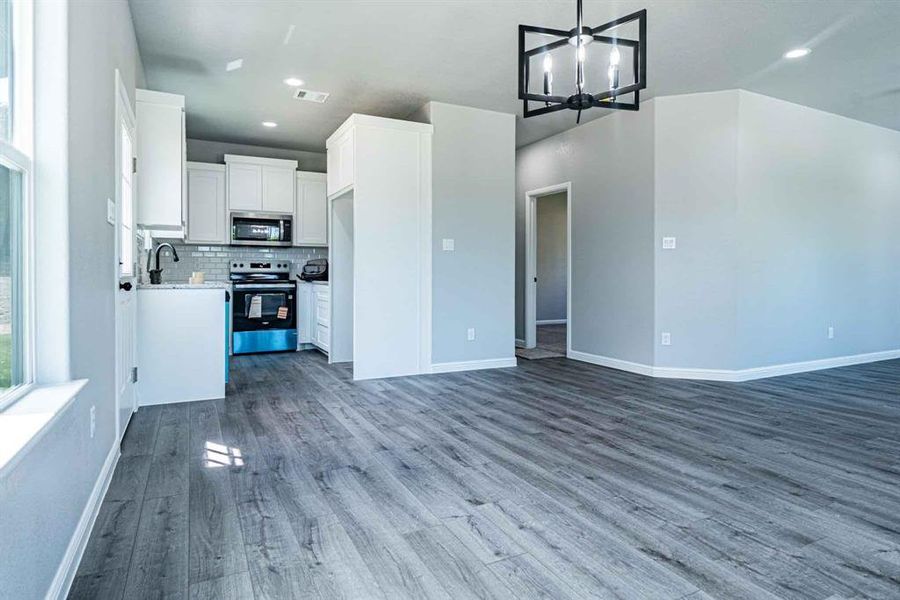 Spacious, unfurnished interior of a new home in , Granbury (Image 13).