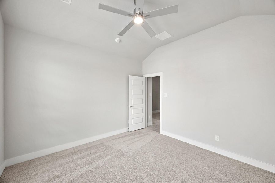 Spacious, unfurnished interior of a new home in Barton Creek Ranch, Conroe (Image 31).