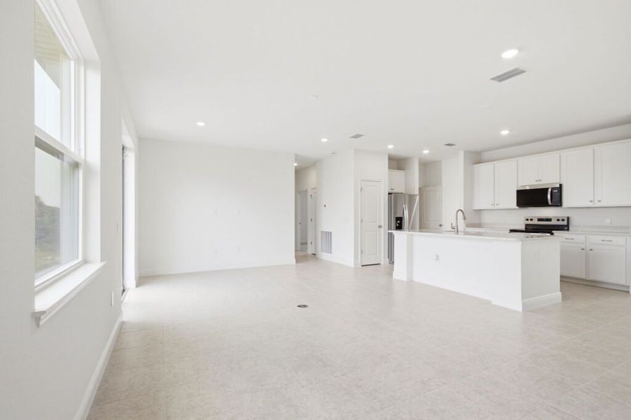 Spacious, unfurnished interior of a new home in Cape Coral, Cape Coral (Image 17).