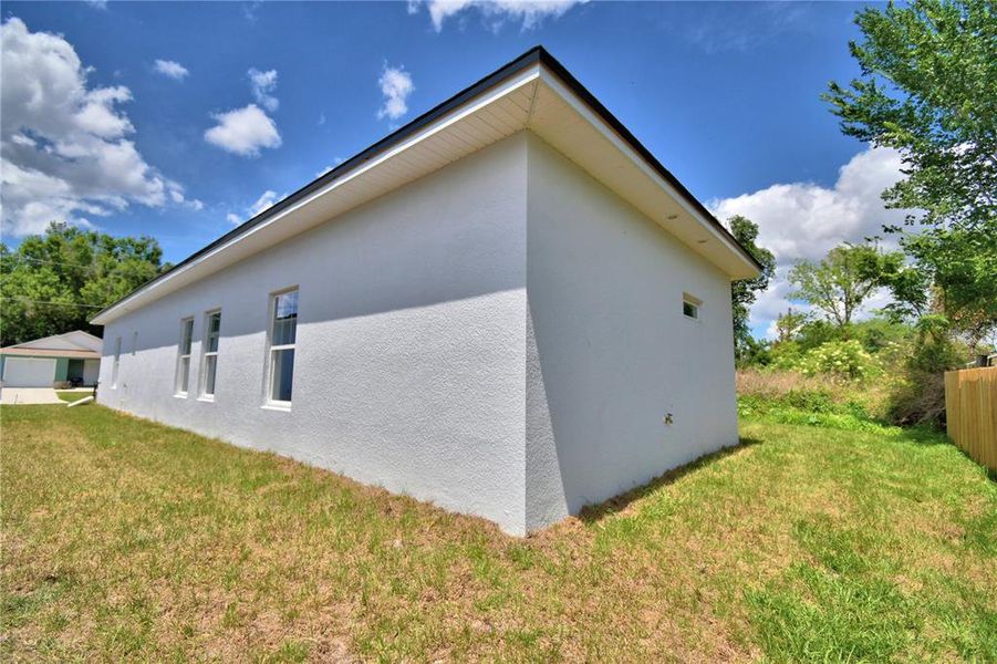 Exterior details and patio area of a home in , Winter Haven (Image 3).