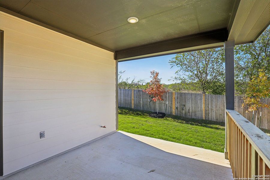Exterior details and patio area of a home in Comanche Ridge, San Antonio (Image 26).