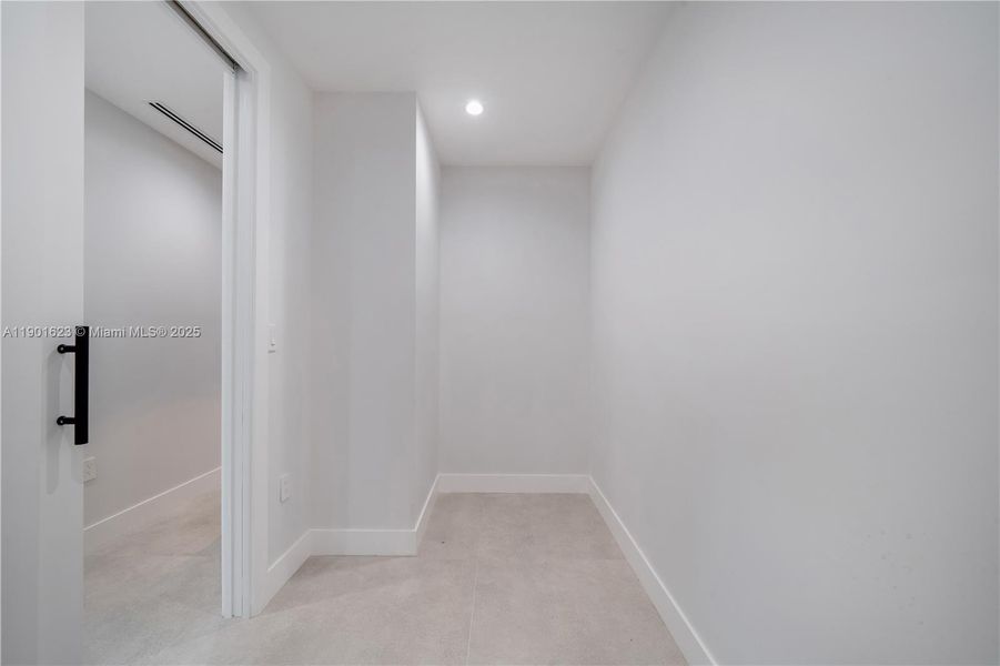 Spacious, unfurnished interior of a new home in , Fort Lauderdale (Image 43).