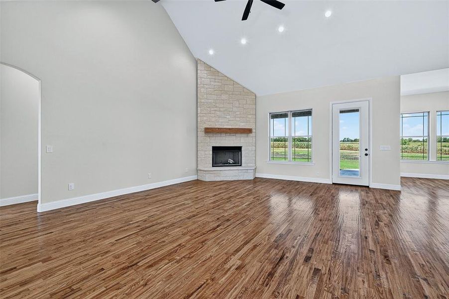 Spacious, unfurnished interior of a new home in , Sherman (Image 17).