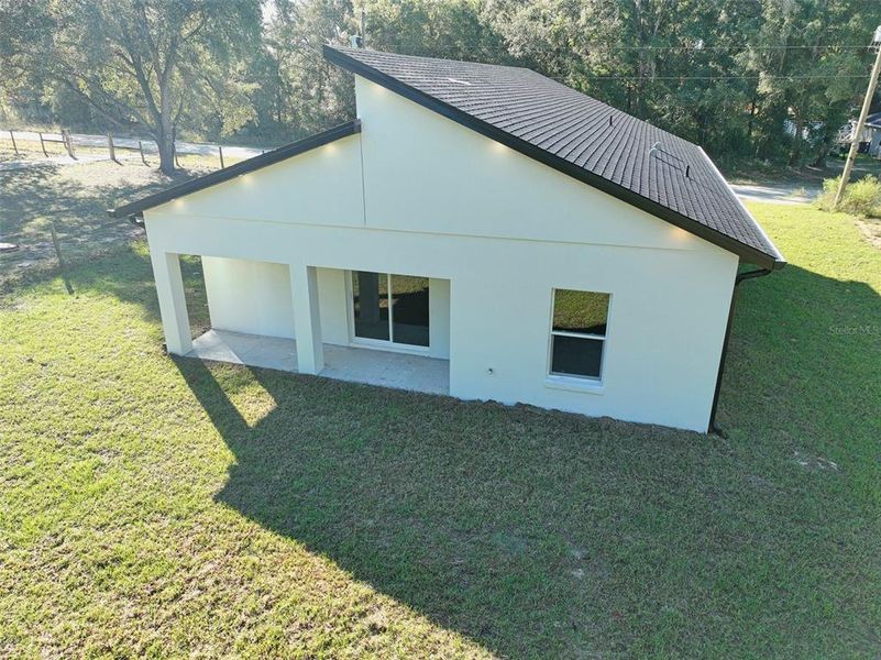 Exterior details and patio area of a home in , Dunnellon (Image 31).