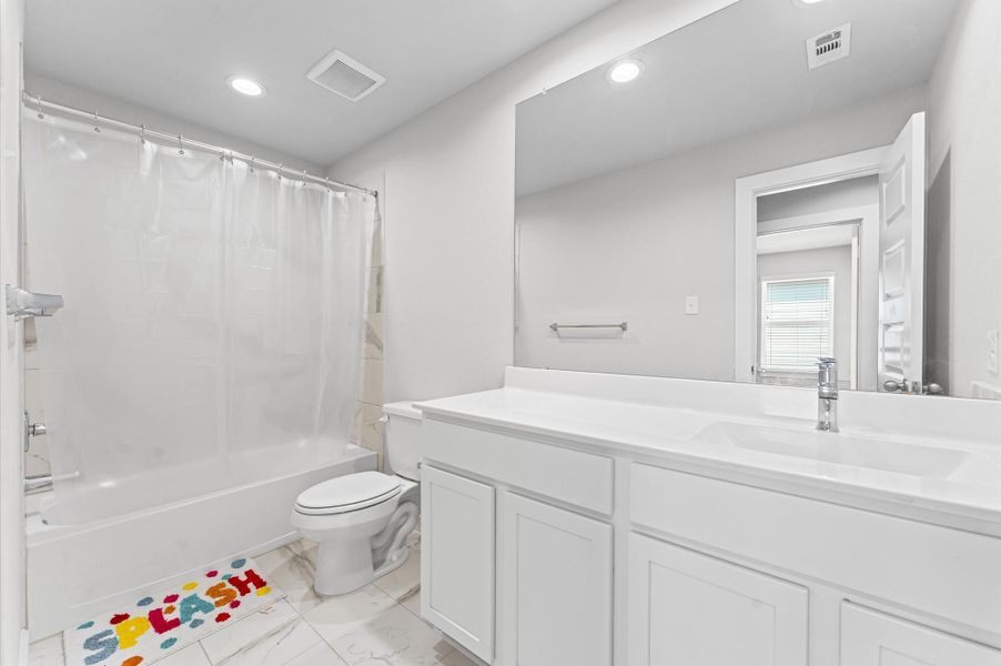 Secondary bathroom located between the other two bedrooms. Secondary bathroom located between the other two bedrooms.