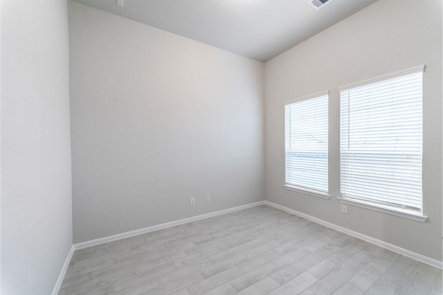 Spacious, unfurnished interior of a new home in Canterra Creek, Rosharon (Image 18).