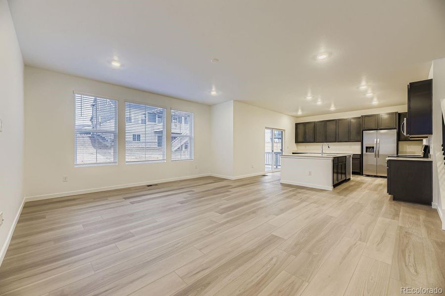 Spacious, unfurnished interior of a new home in Ken-Caryl Ranch, Littleton (Image 10).