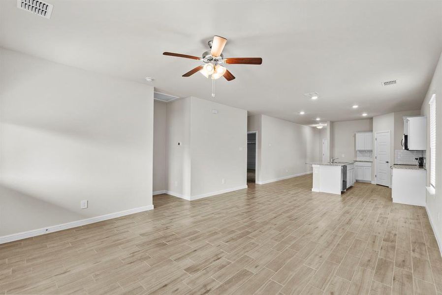 Spacious, unfurnished interior of a new home in Saratoga, Granbury (Image 22).