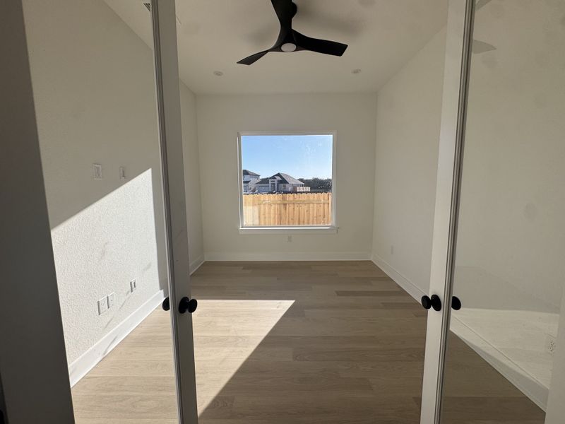 Spacious, unfurnished interior of a new home in Persimmon, Buda (Image 4).