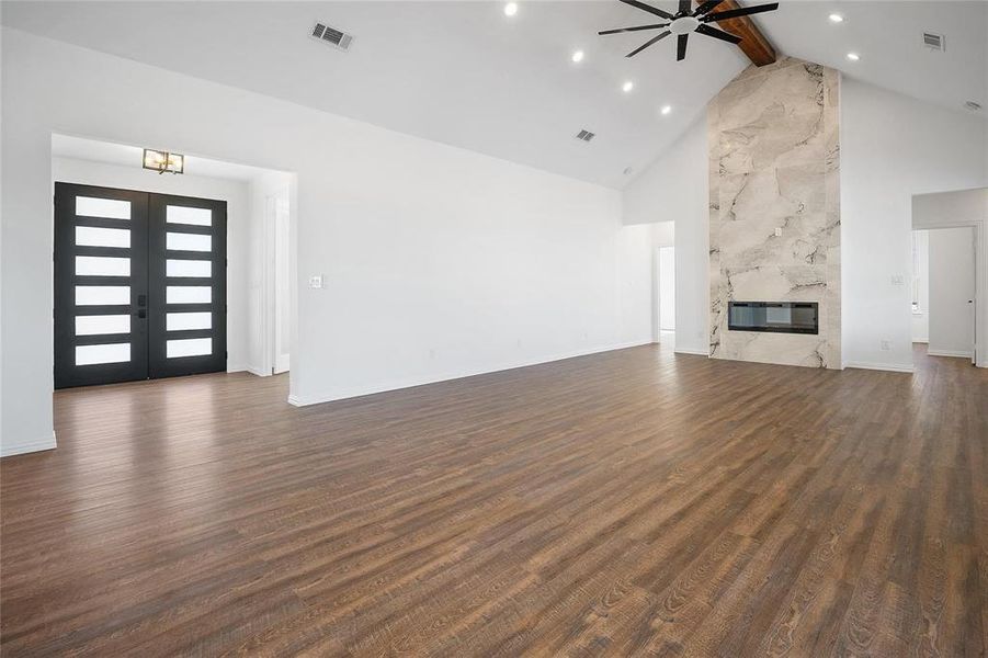 Spacious, unfurnished interior of a new home in , Celeste (Image 33).