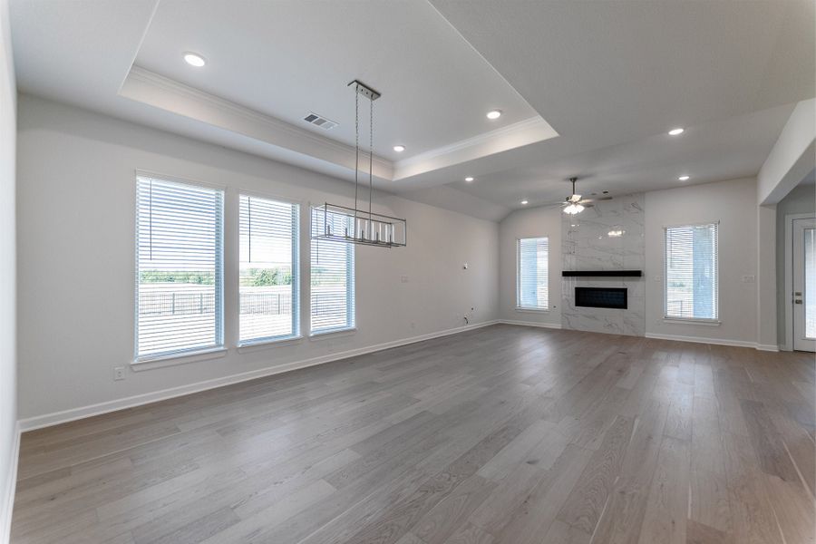 Spacious, unfurnished interior of a new home in Heath Golf & Yacht Club, Heath (Image 20).