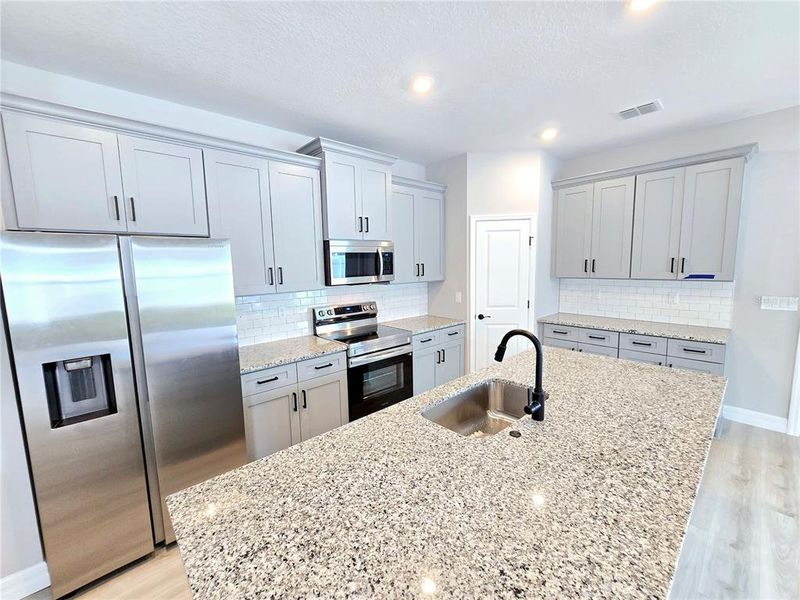 GRANITE COUNTERTOPS & SOFT CLOSE DOORS