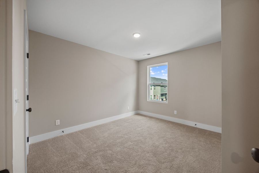 Comfortable Guest Bedroom or Flexible Home Office Space Comfortable Guest Bedroom or Flexible Home Office Space