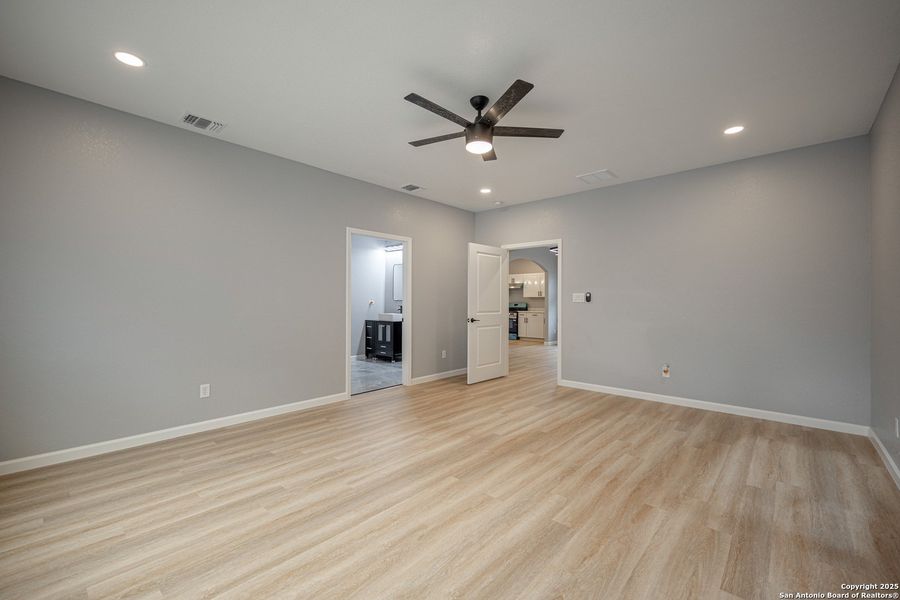 Spacious, unfurnished interior of a new home in , San Antonio (Image 17).
