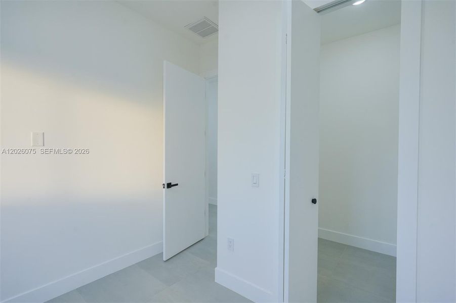 Spacious, unfurnished interior of a new home in , Cape Coral (Image 35).