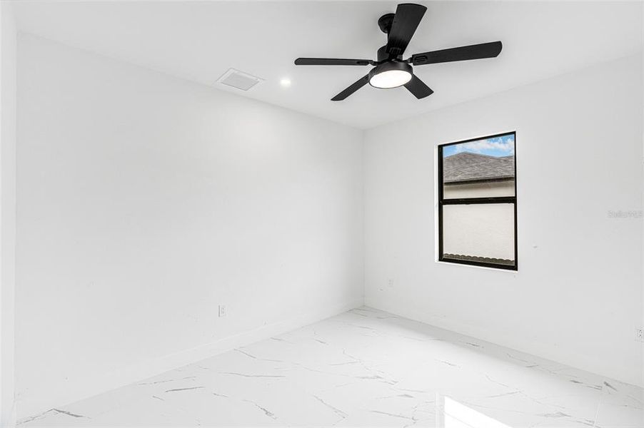 Spacious, unfurnished interior of a new home in , Cape Coral (Image 11).