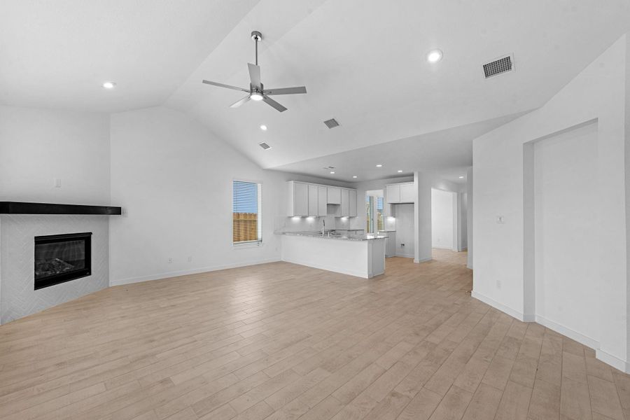Spacious, unfurnished interior of a new home in Grand Mason Crossing, Katy (Image 23).
