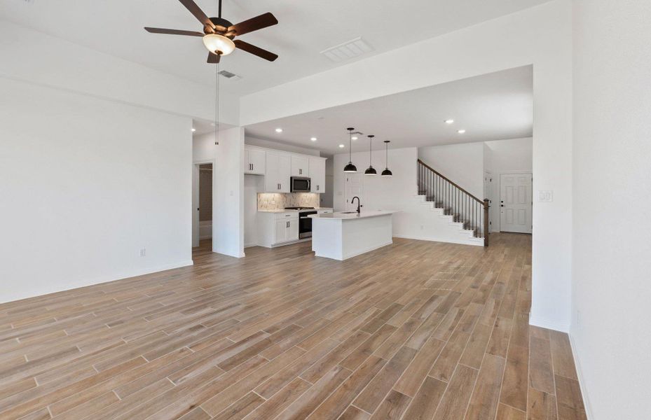 Spacious, unfurnished interior of a new home in Horizon Lake, Leander (Image 20). Spacious, unfurnished interior of a new home in Horizon Lake, Leander (Image 20).