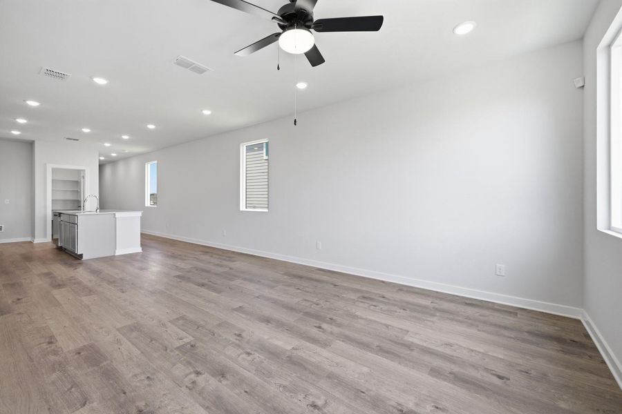 Spacious, unfurnished interior of a new home in Stallion Run, Buda (Image 20).