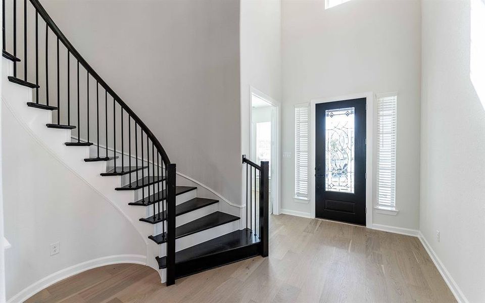 Spacious, unfurnished interior of a new home in Heath Golf & Yacht Club, Heath (Image 19).