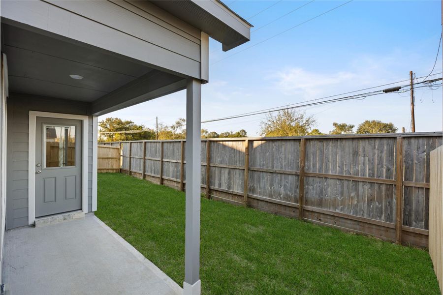 Exterior details and patio area of a home in Glendale Lakes, Rosharon (Image 17).