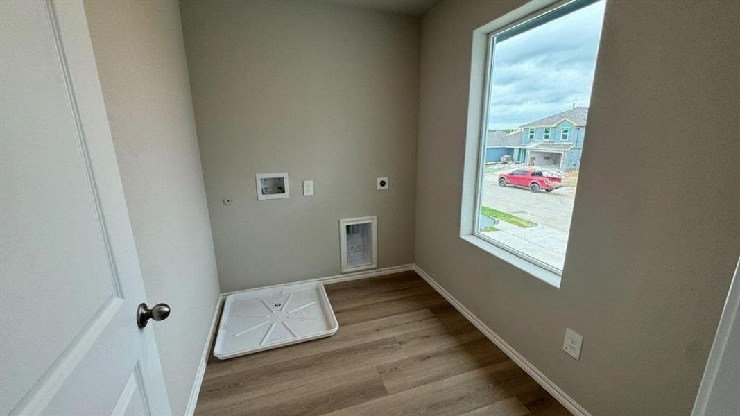 Spacious, unfurnished interior of a new home in Hickory Grove, Krum (Image 9).
