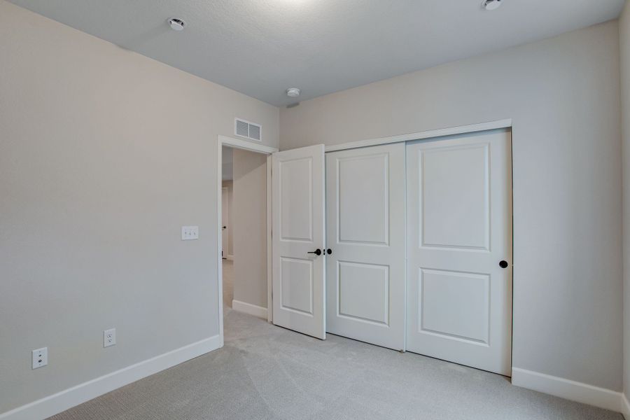 Spacious, unfurnished interior of a new home in Sugar Mill Village, Longmont (Image 11).