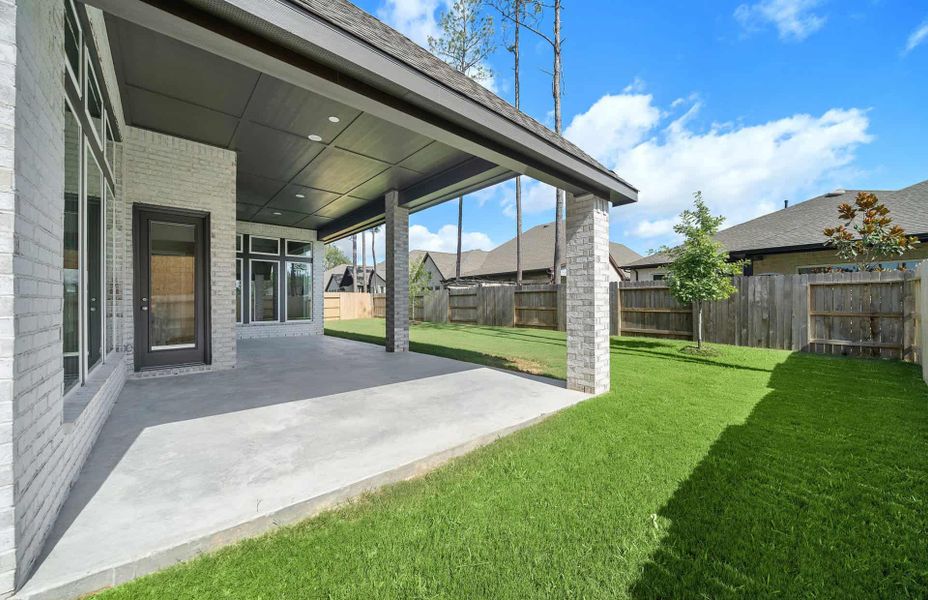 Representative exterior details of a home built from the 4082 by Ravenna Homes in Artavia 70′, Conroe (Image 4).