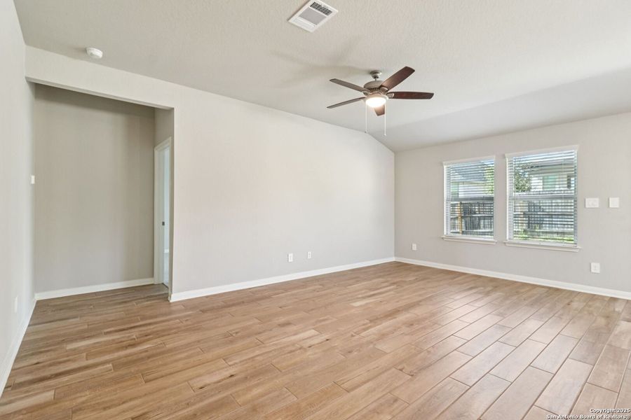Spacious, unfurnished interior of a new home in Arcadia Ridge - Classic Series, San Antonio (Image 45).