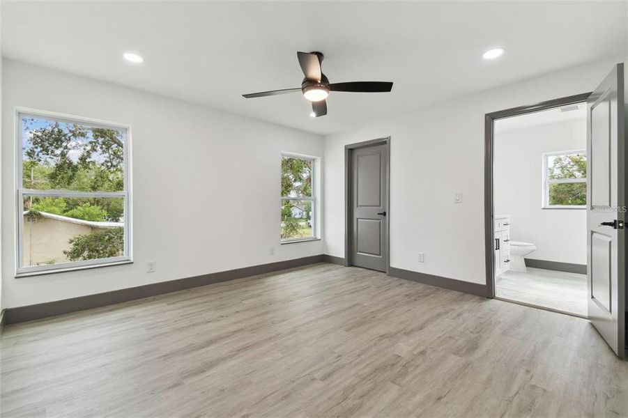 Spacious, unfurnished interior of a new home in , Tampa (Image 28).