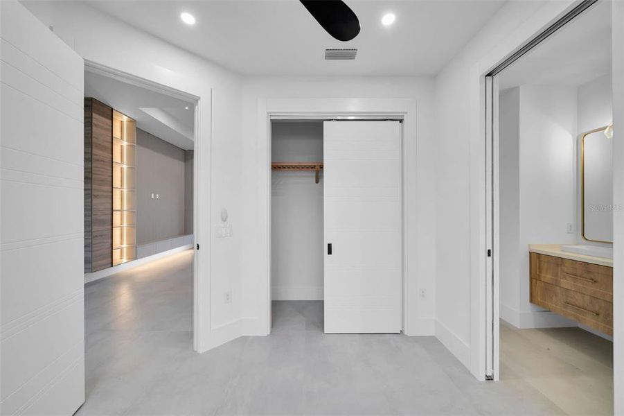 Spacious, unfurnished interior of a new home in , Cape Coral (Image 21).