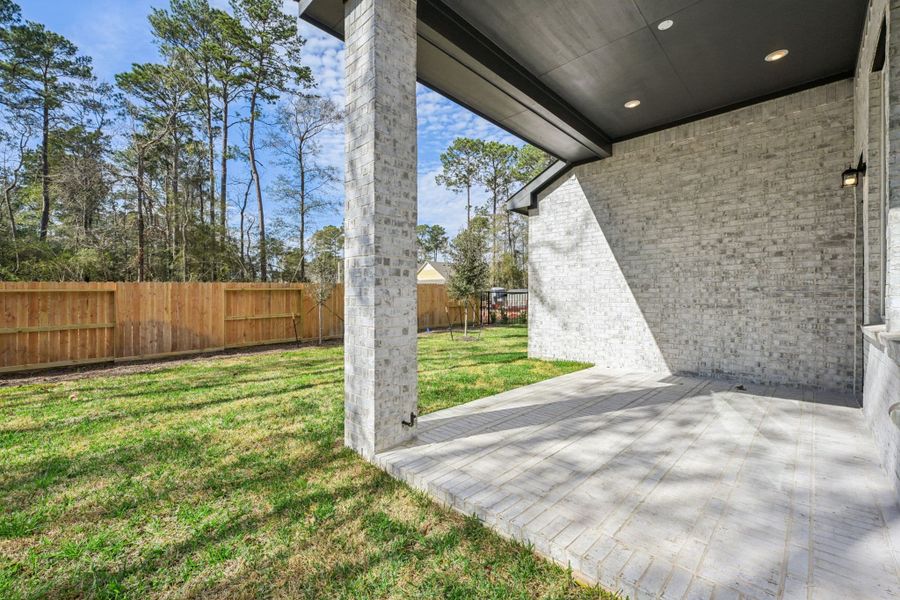 Exterior details and patio area of a home in The Woodlands Hills, Willis (Image 25).