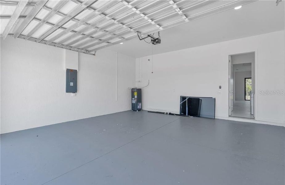 Spacious, unfurnished interior of a new home in , Cape Coral (Image 34).