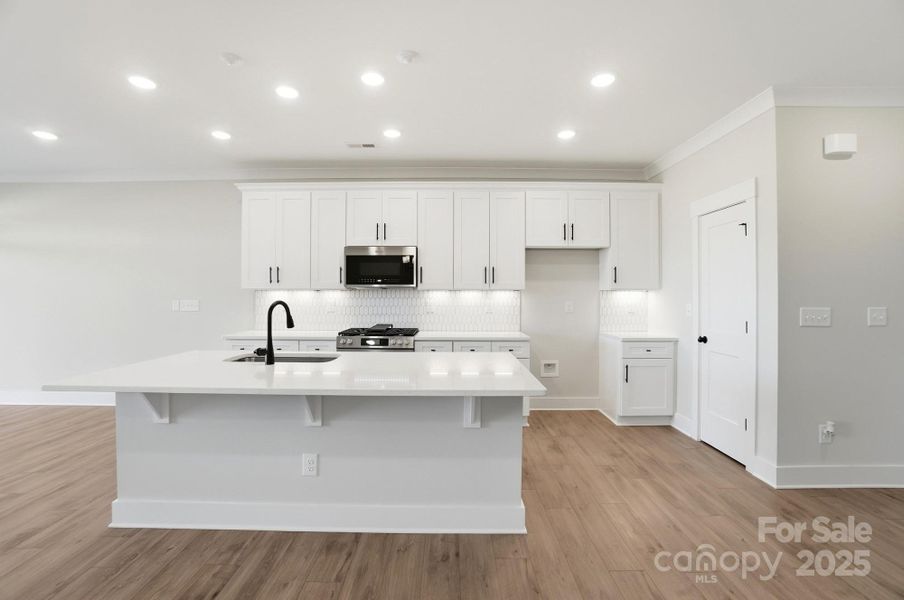 Spacious island in the kitchen