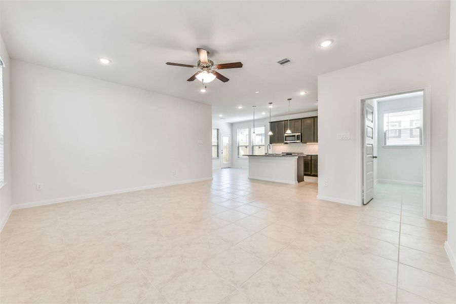 Spacious, unfurnished interior of a new home in Anderson Lakes, Houston (Image 36).